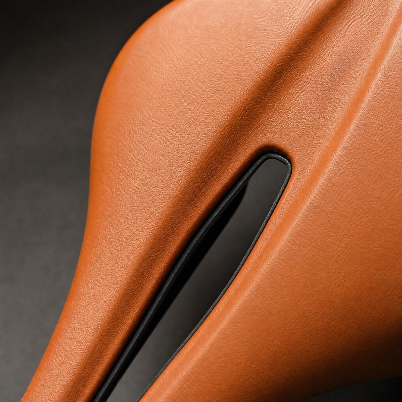 マウンテンバイクやロードバイク用の、中央に溝が設けられたクッ - Cycling Gear Design のレビューと価格